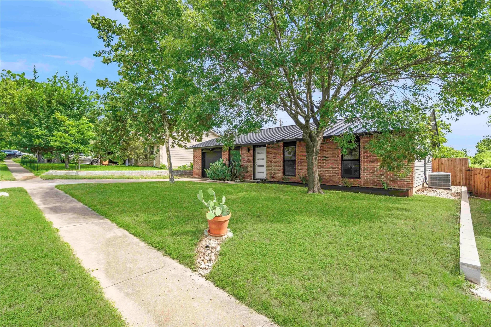 Photo 4 of 1102 WARRINGTON DR