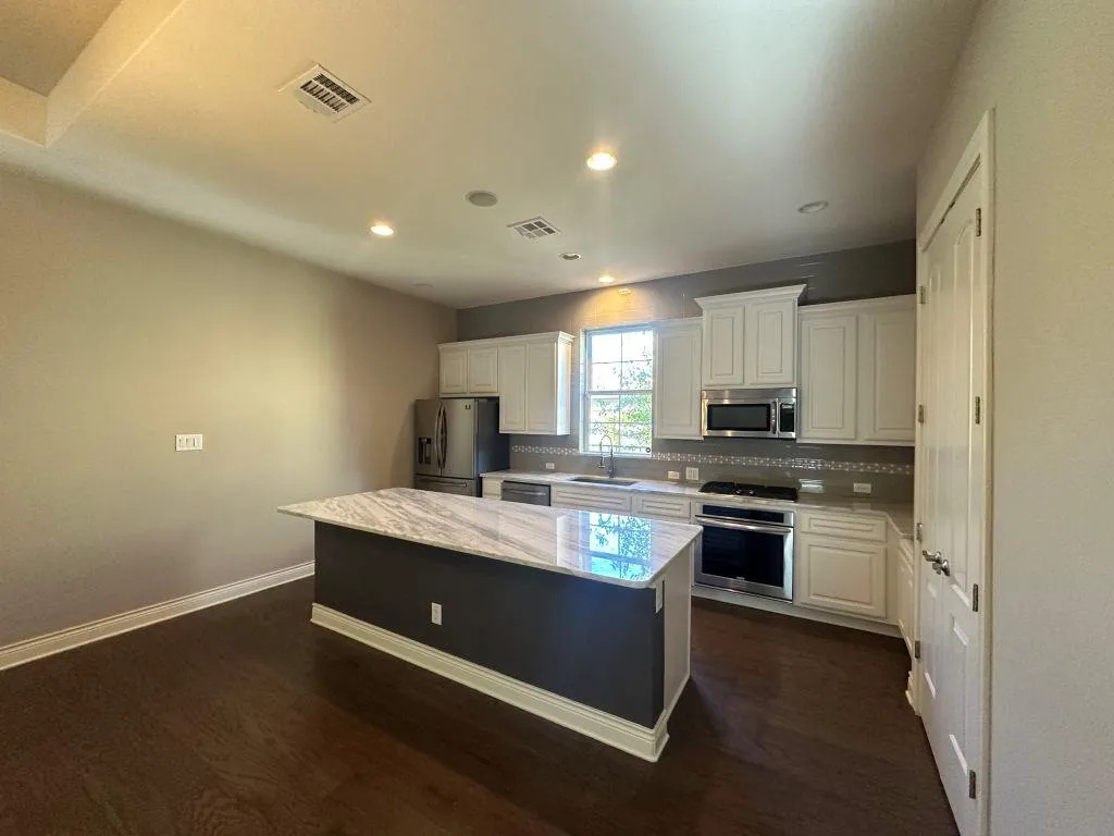 Photo 4 of 210 VERSILIA CIR