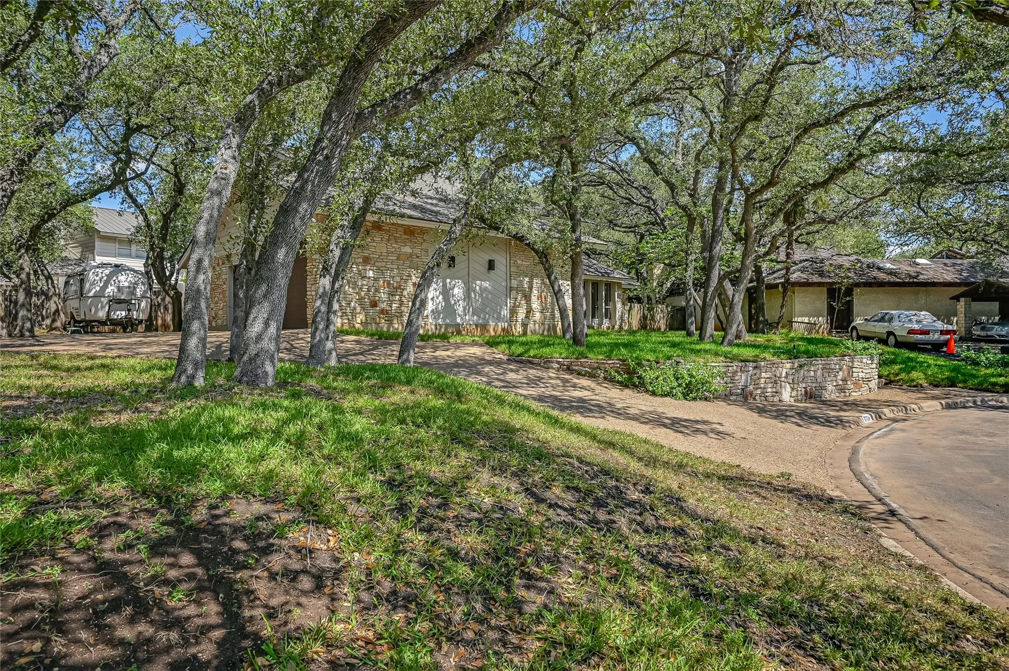 Photo 2 of 7704 BRAMBLEWOOD CIR