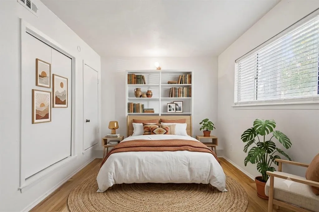 Photo 3 of 2413 LEON ST #104
