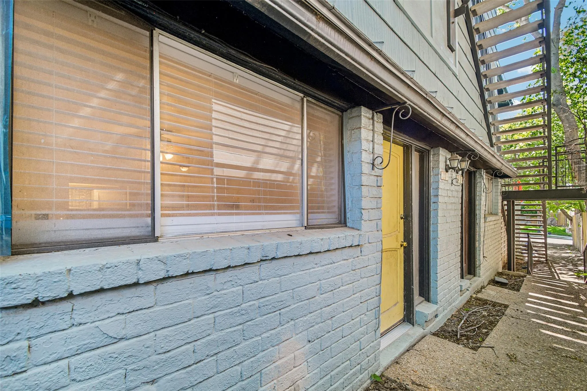 Photo 5 of 2413 LEON ST #104