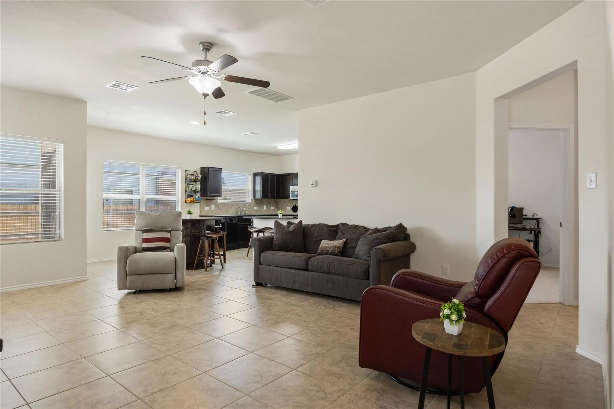 Photo 4 of 400 CIRCLE WAY