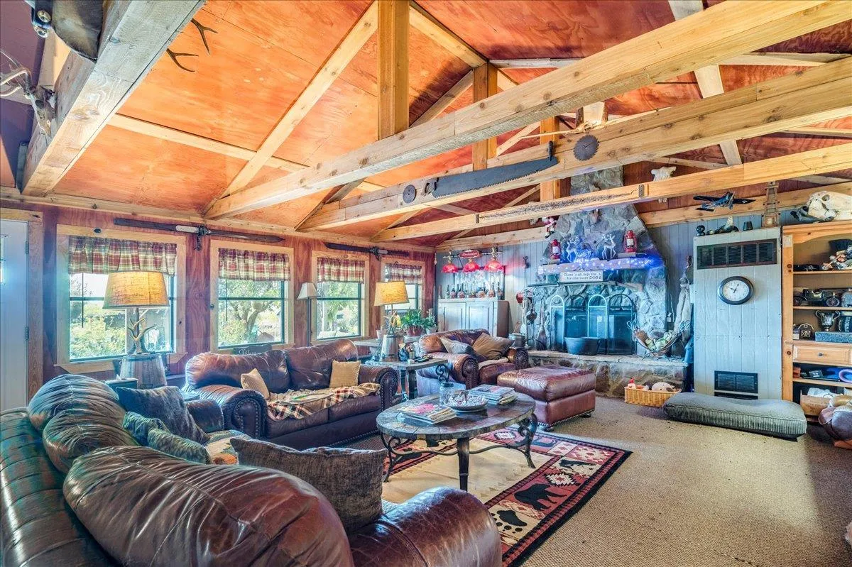 Photo 2 of 2411 ROHDE RD