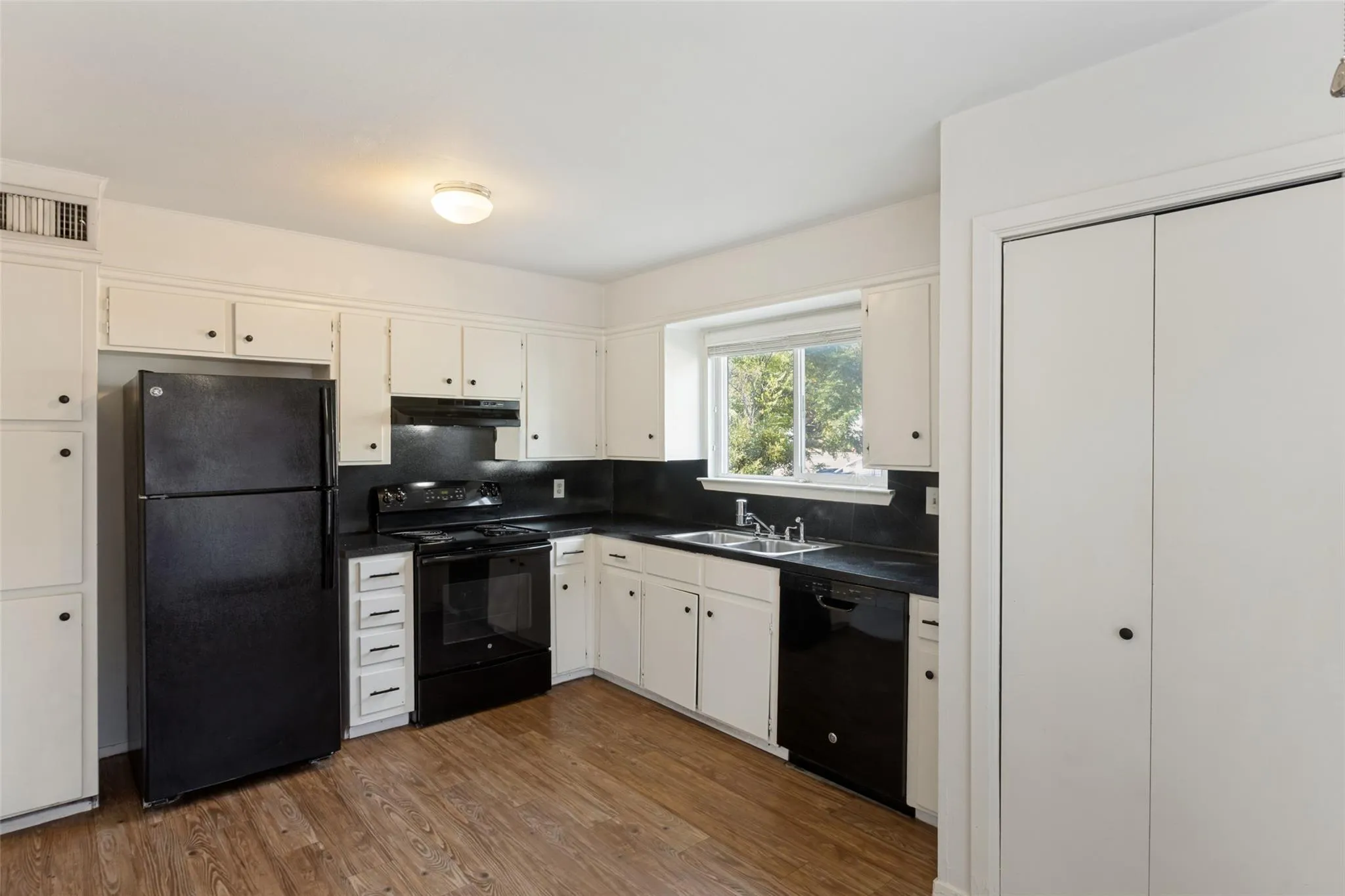 Photo 5 of 1212 HOLLOW CREEK DR #B