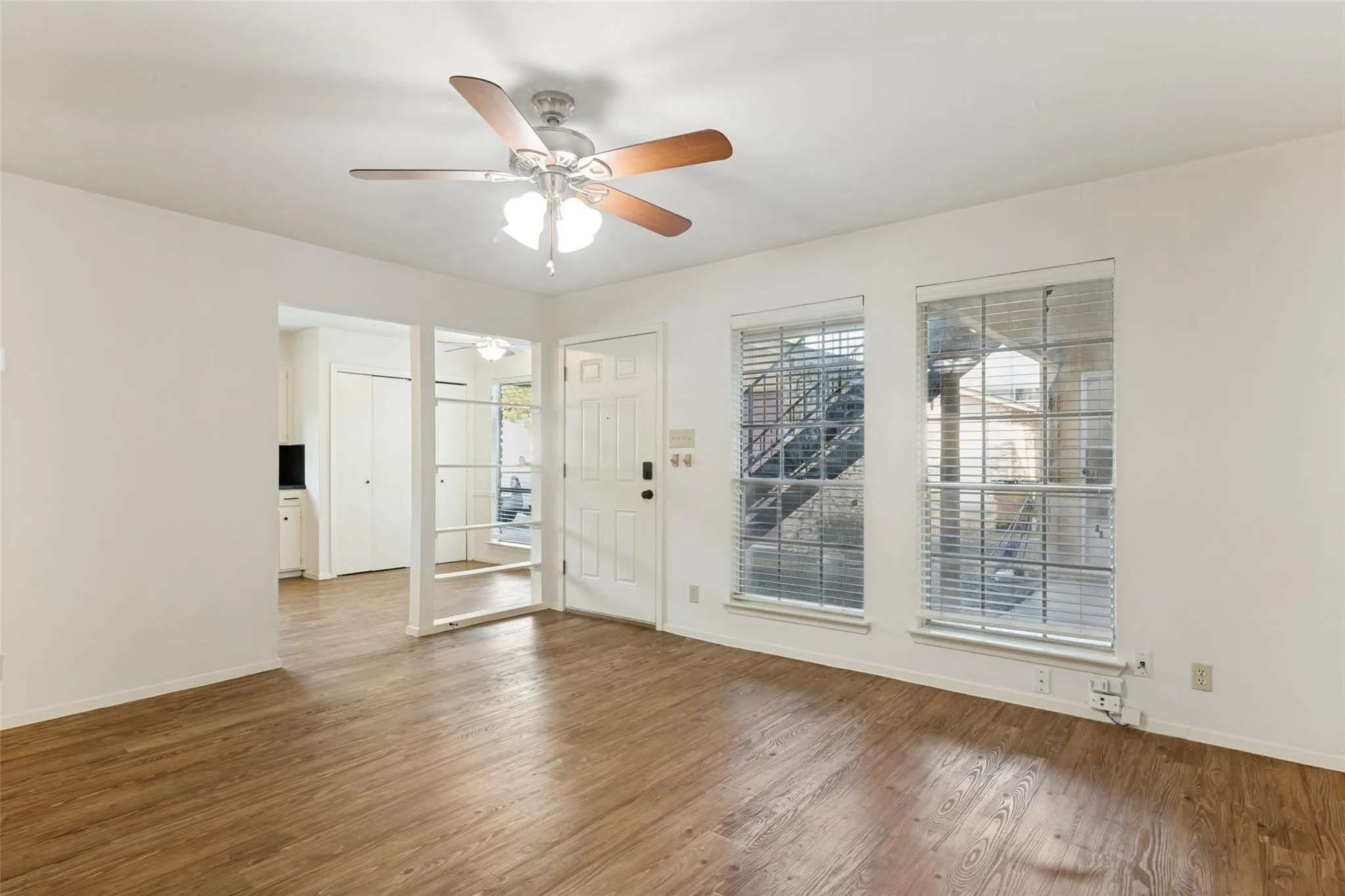 Photo 3 of 1212 HOLLOW CREEK DR #B