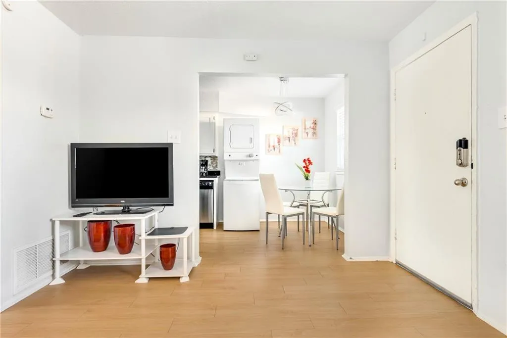 Photo 4 of 2401 MANOR RD #209