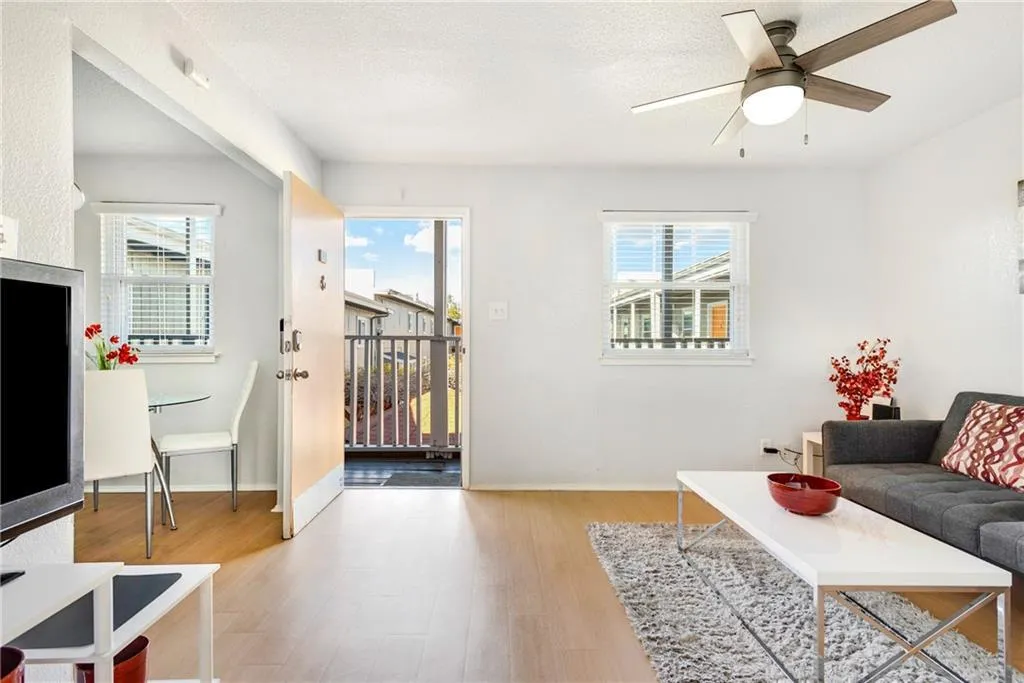 Photo 3 of 2401 MANOR RD #209
