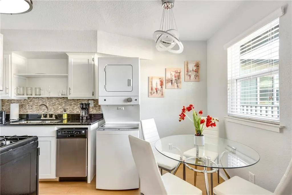 Photo 5 of 2401 MANOR RD #209