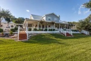 Photo of 403 SINCLAIR DR, Spicewood, TX, 78669