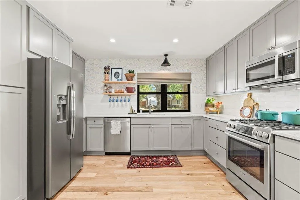 Photo 3 of 7408 LOGANBERRY DR