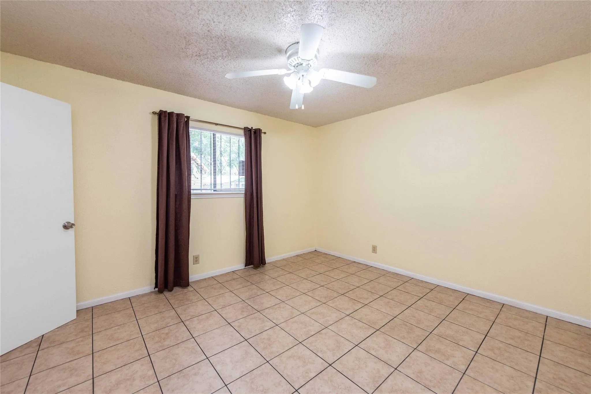 Photo 4 of 5006 SARA DR #B