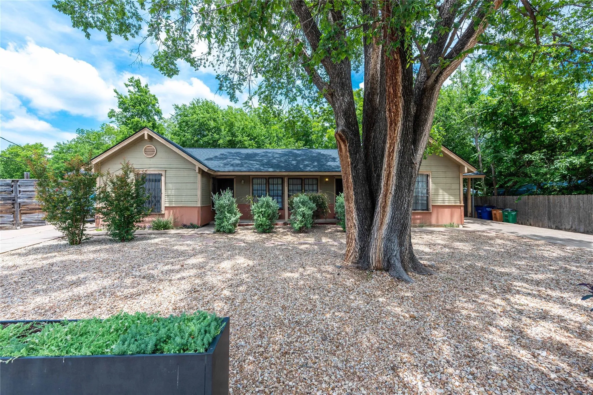 Photo 3 of 5006 SARA DR #B