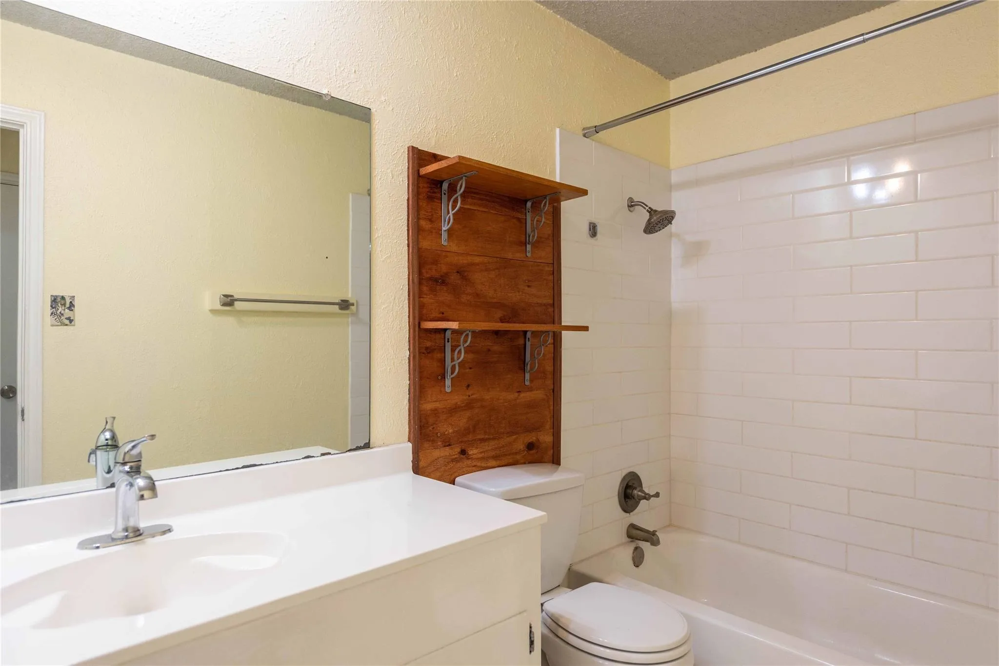 Photo 5 of 5006 SARA DR #B