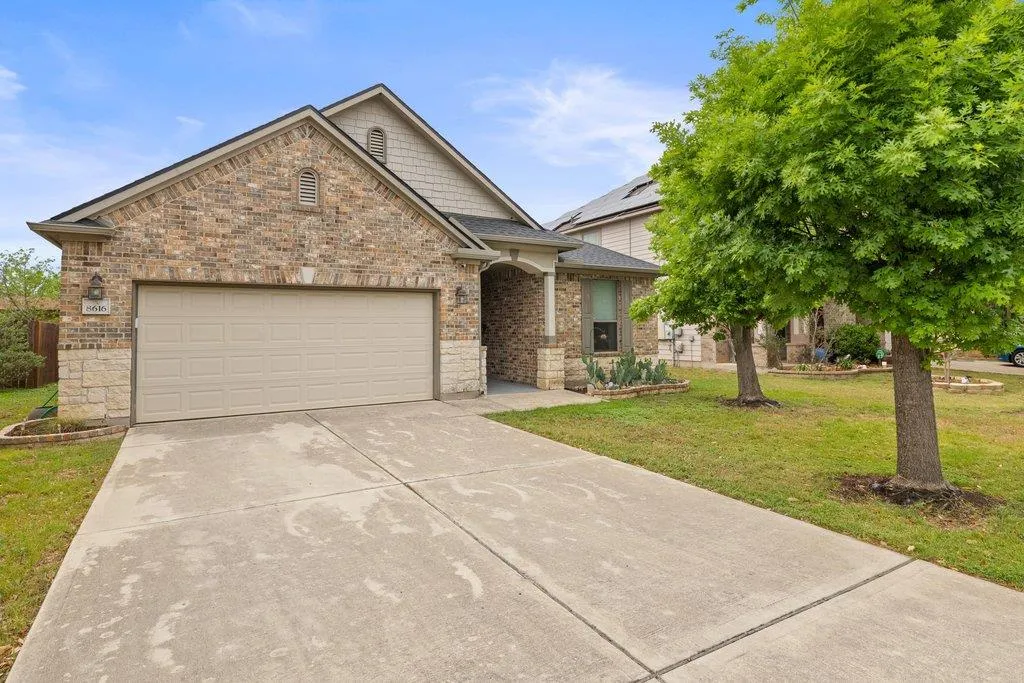 Photo 3 of 8616 IPSWICH BAY DR