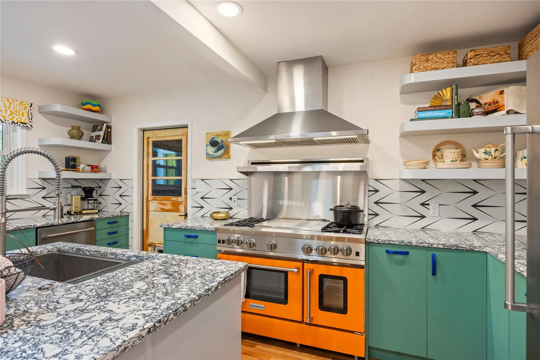 Photo 5 of 7607 MEADOWVIEW LN
