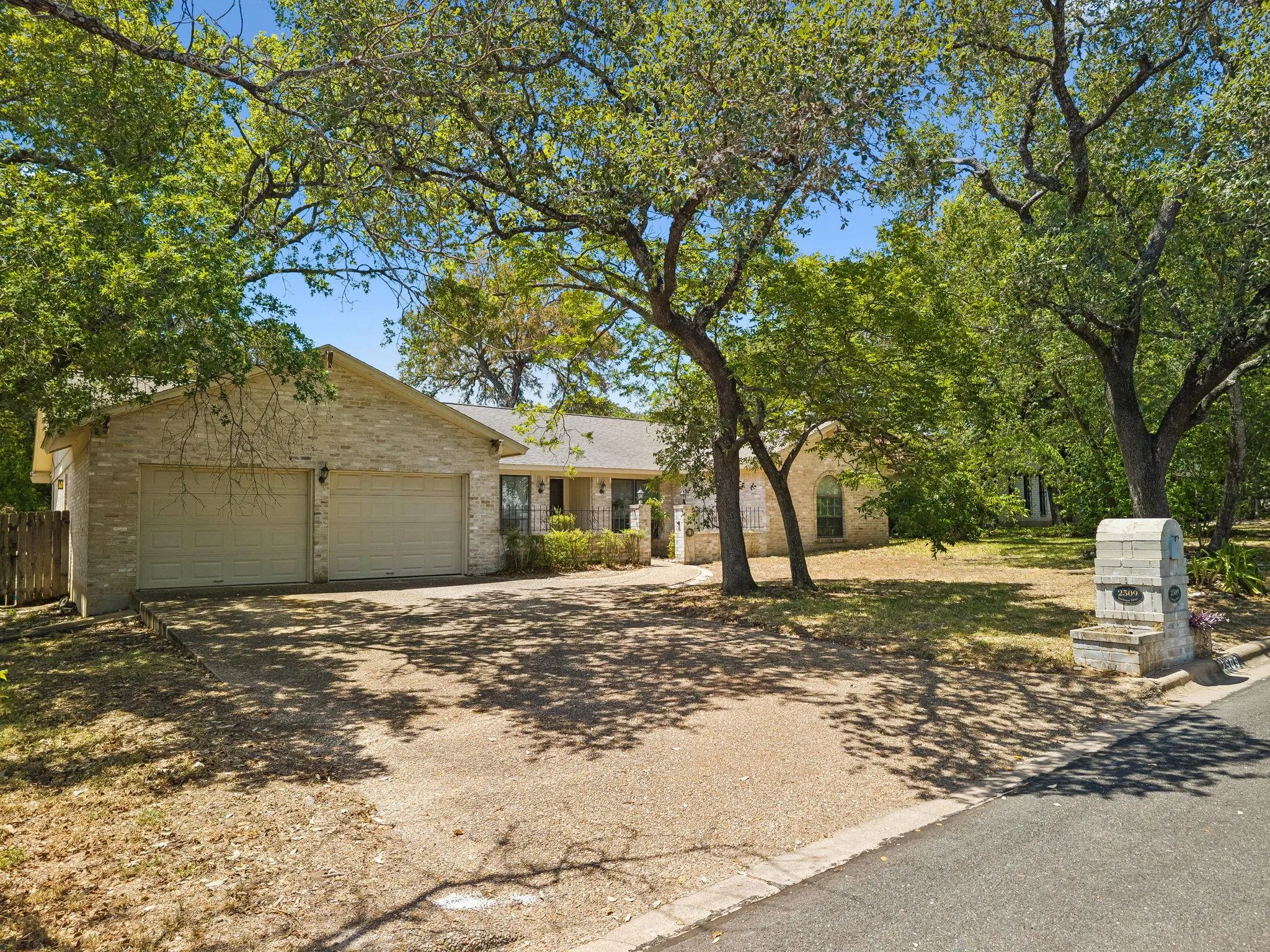 Photo 3 of 2509 TOULOUSE DR