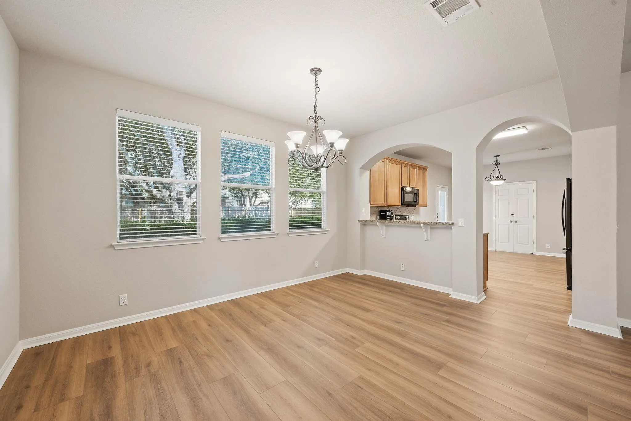 Photo 2 of 19104 LEIGH LN