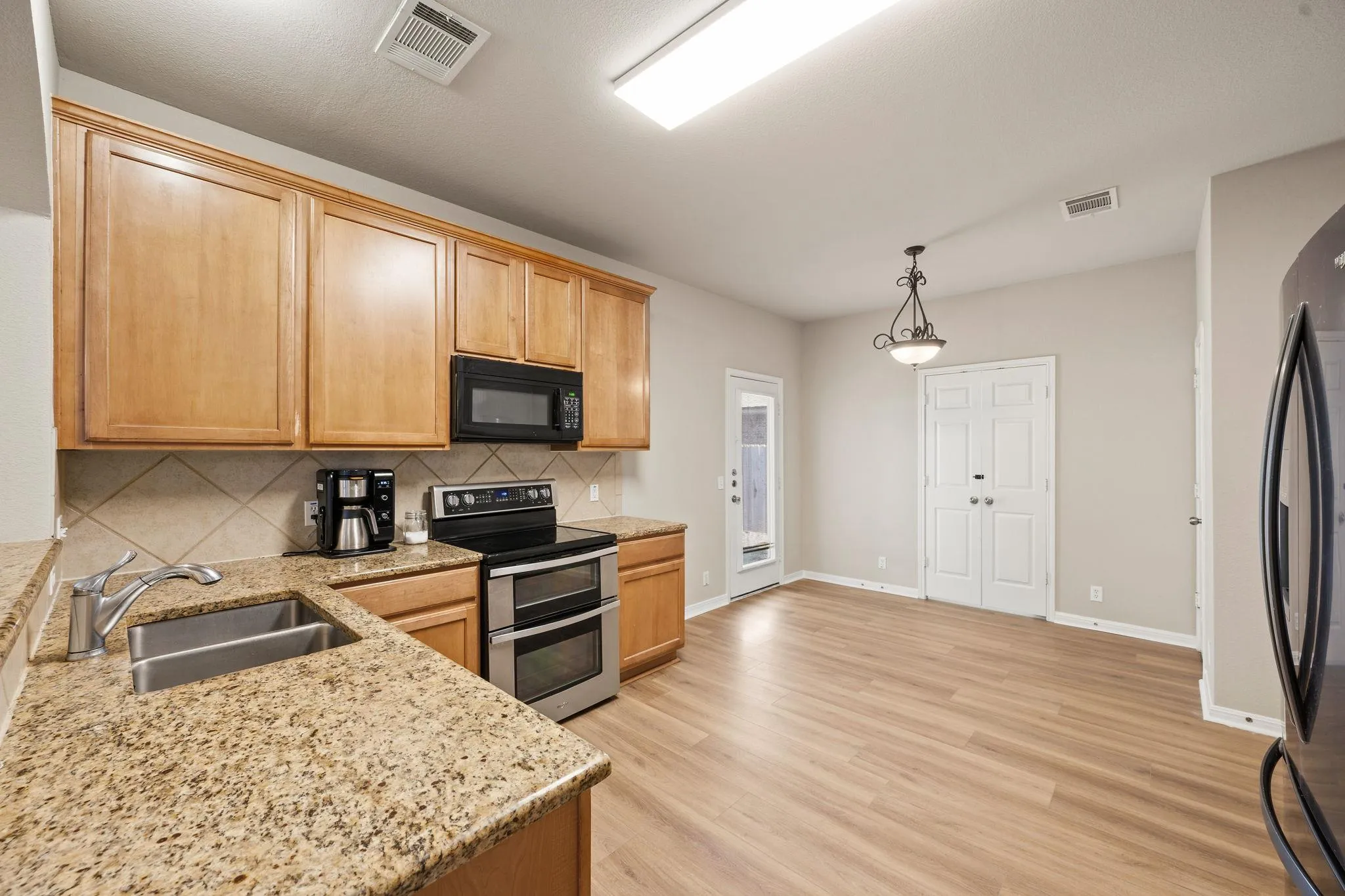Photo 3 of 19104 LEIGH LN