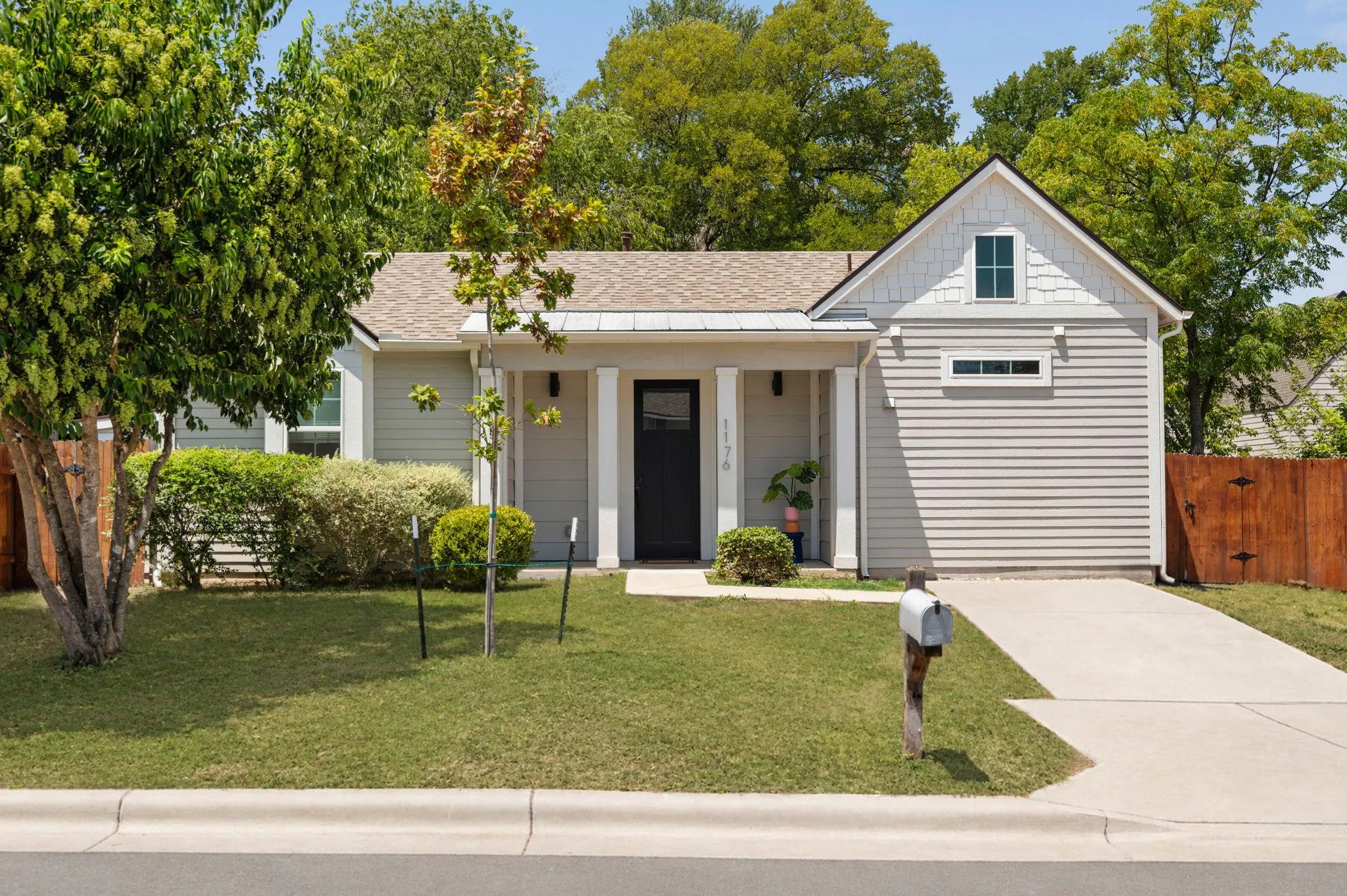 Photo 5 of 1176 LOTT AVE