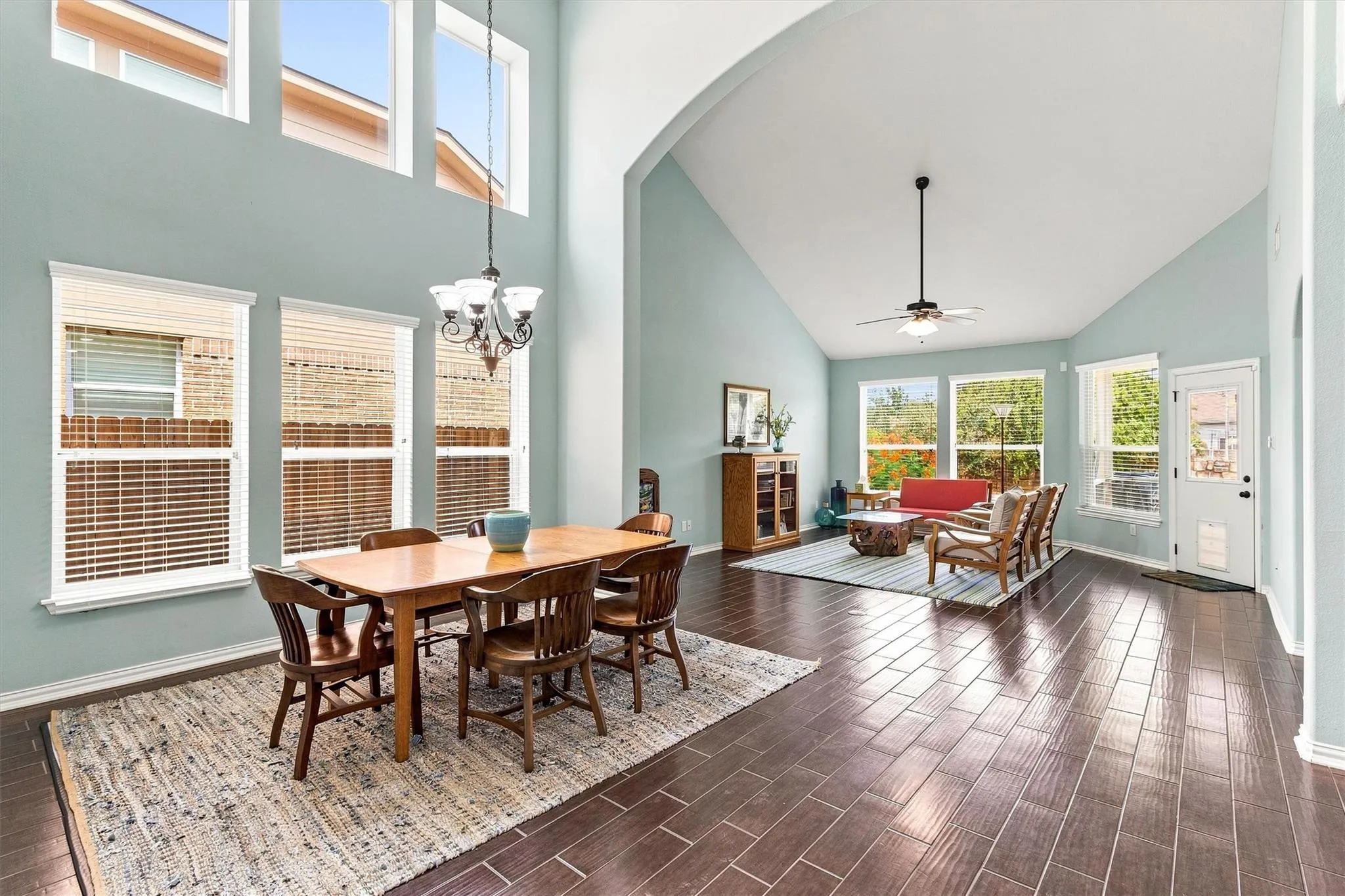 Photo 5 of 706 IRVIN DR