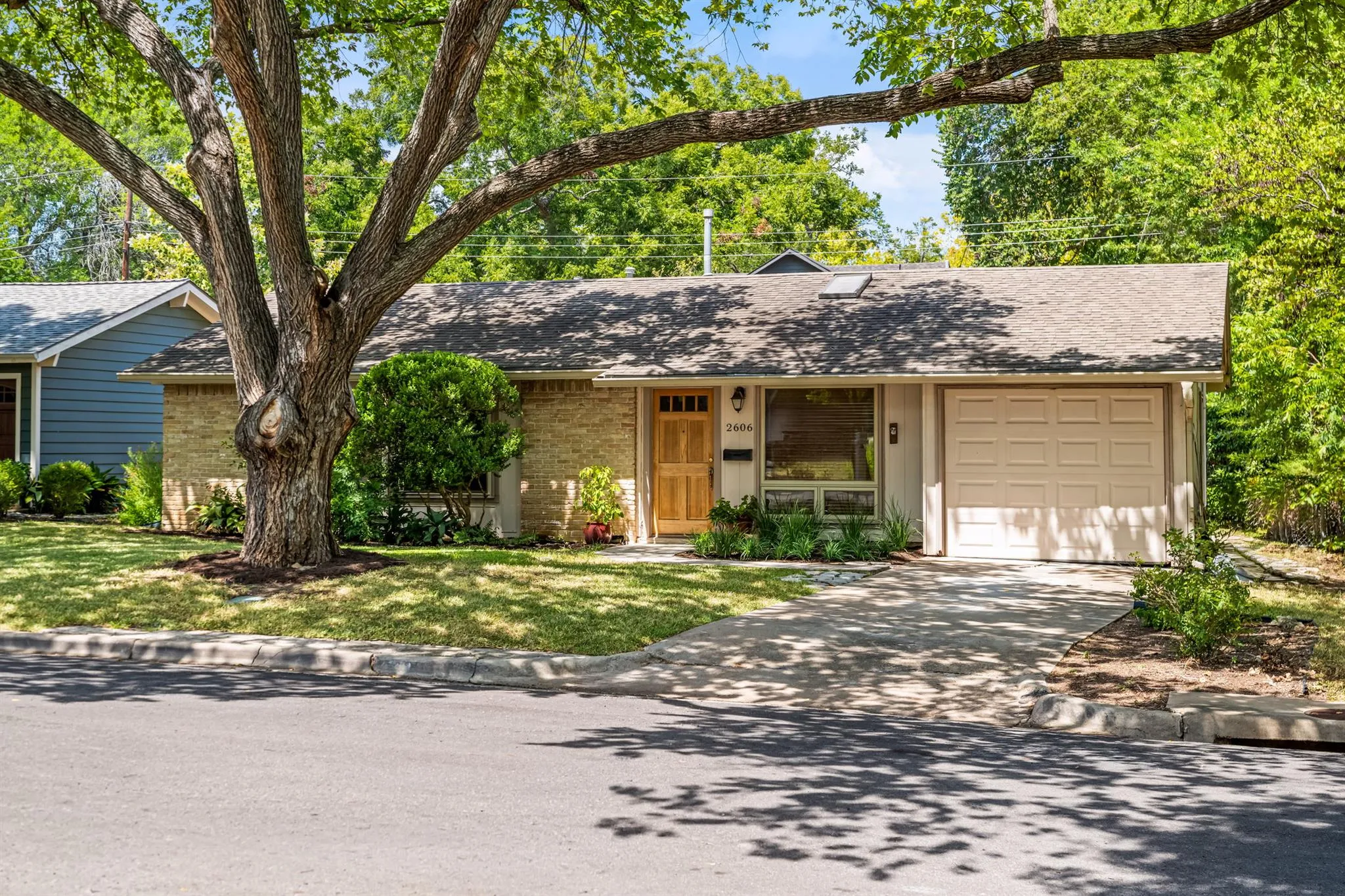 Photo 2 of 2606 FRIAR TUCK LN