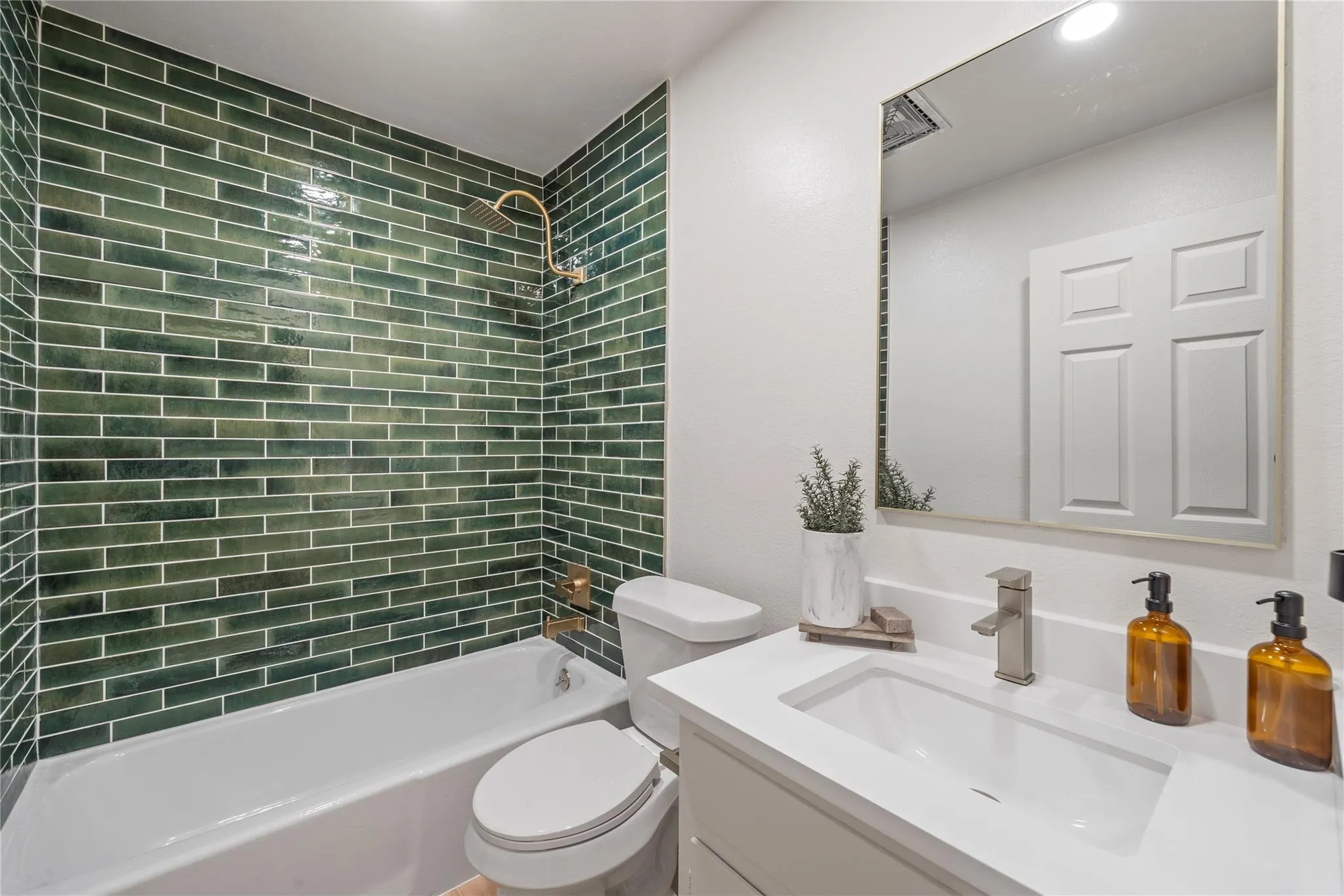 Photo 5 of 7304 HARTNELL DR