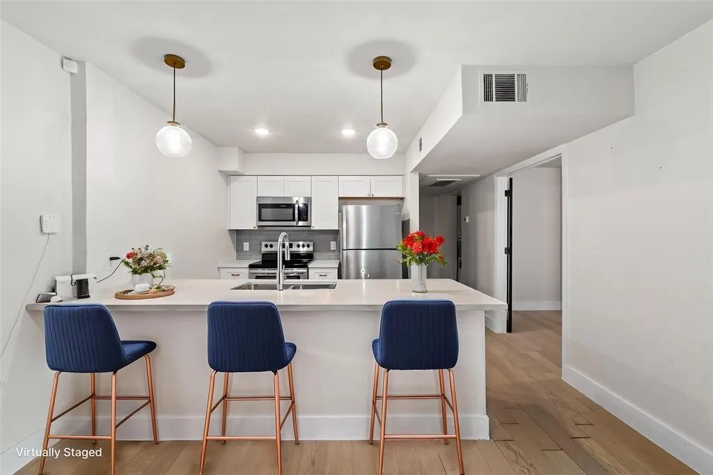 Photo 4 of 909 REINLI ST #101
