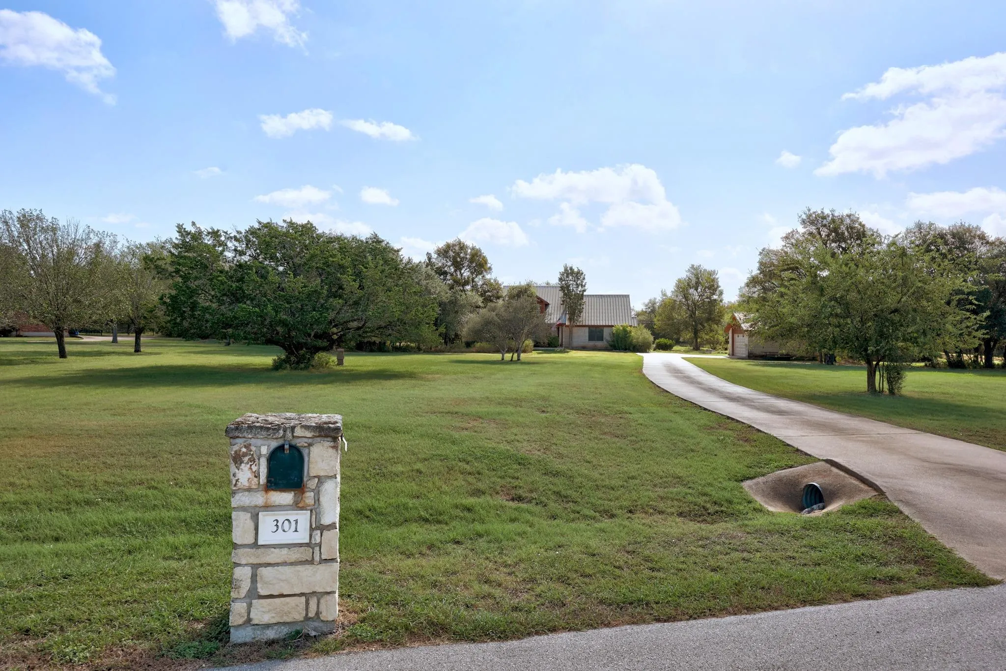 Photo 2 of 301 OAK FOREST CV