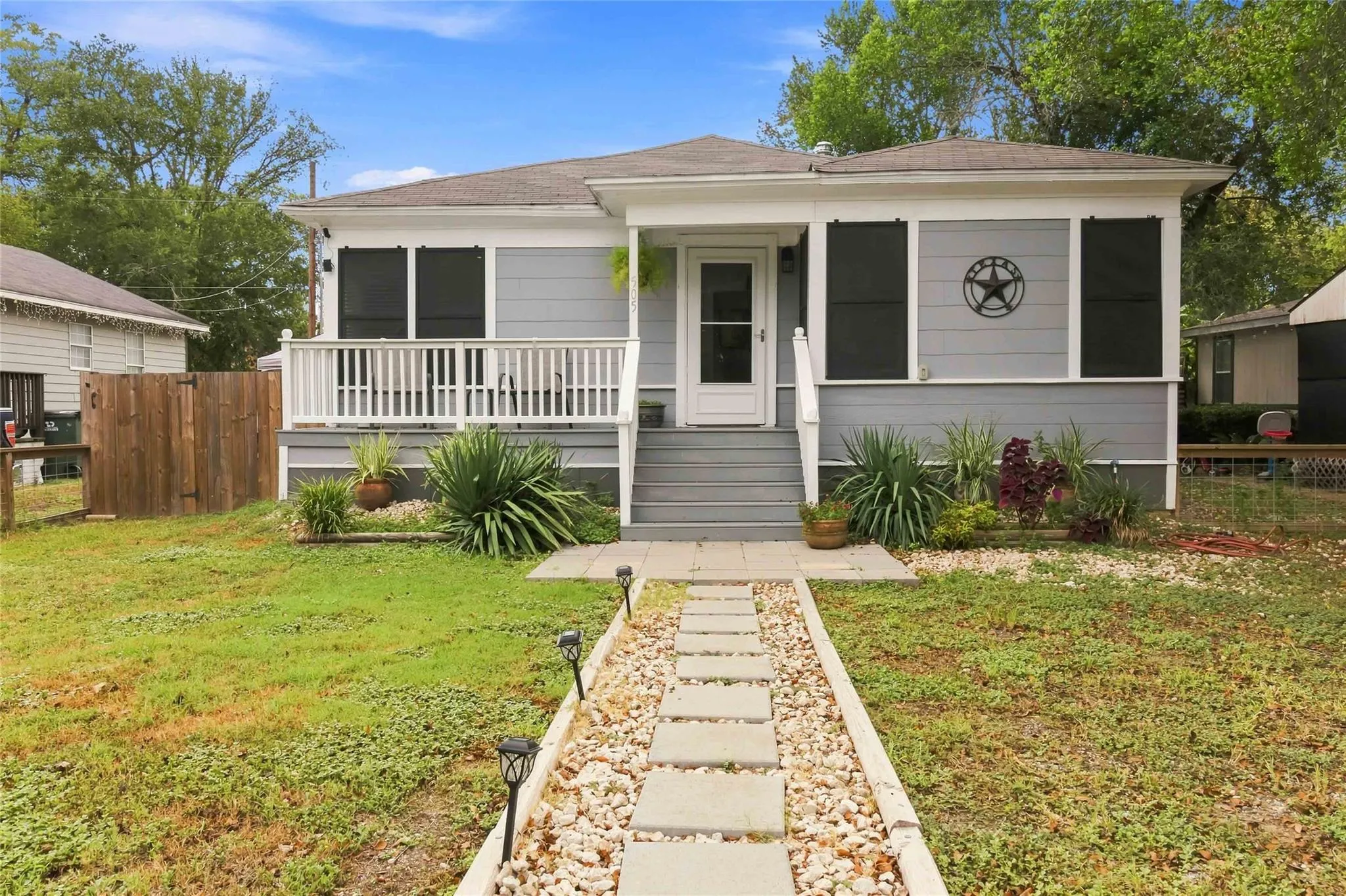 Photo of 505 LEE ST, Smithville, TX, 78957