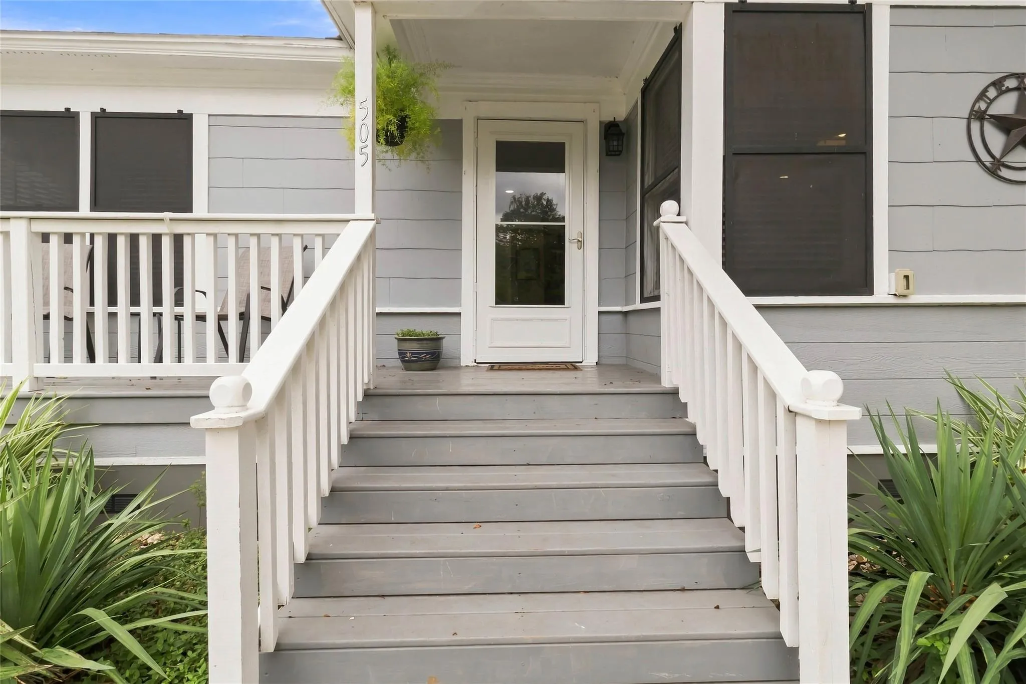 Photo 4 of 505 LEE ST