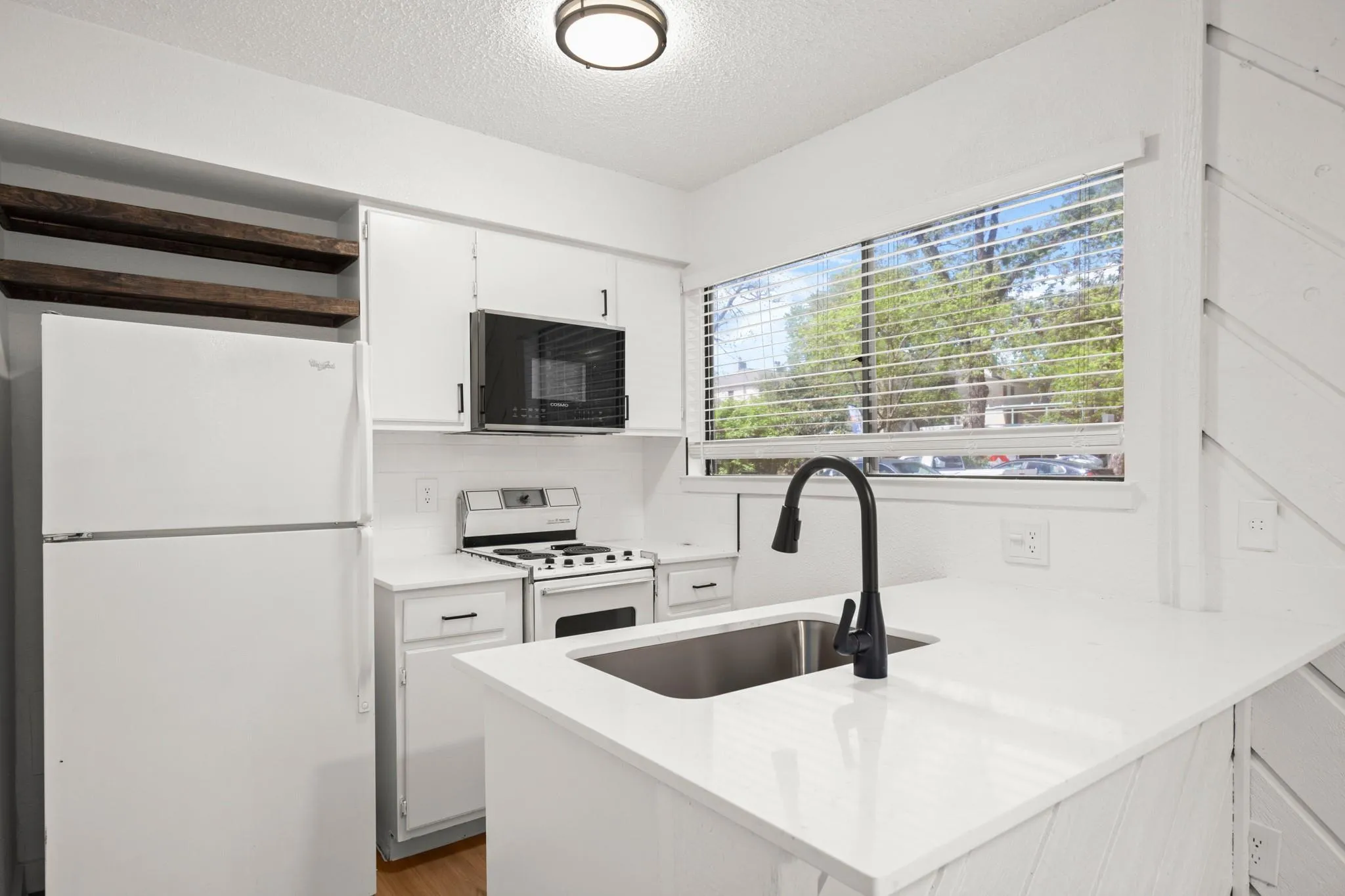 Photo 2 of 4205 SPEEDWAY AVE #112