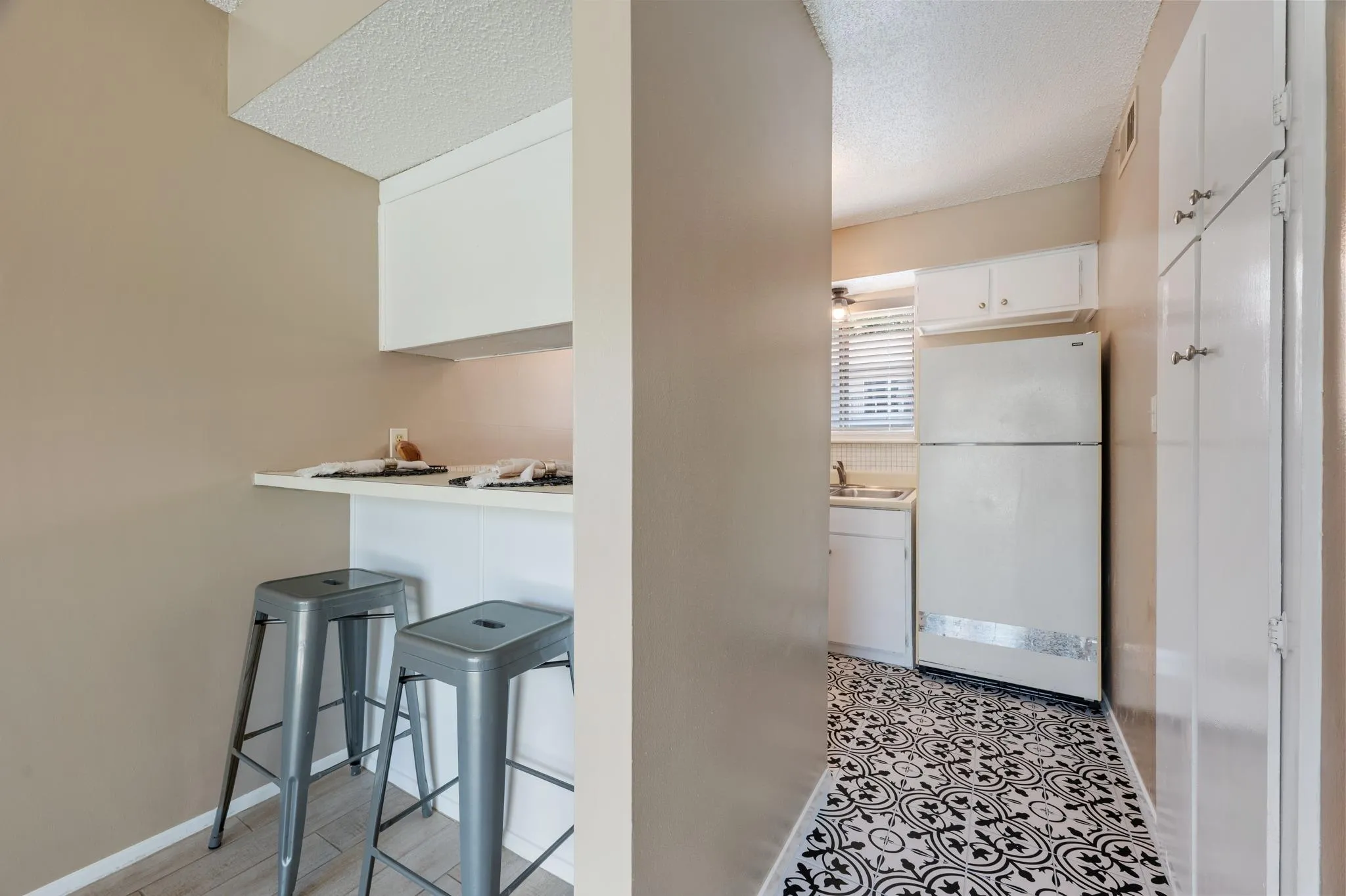 Photo 4 of 500 E RIVERSIDE DR #119