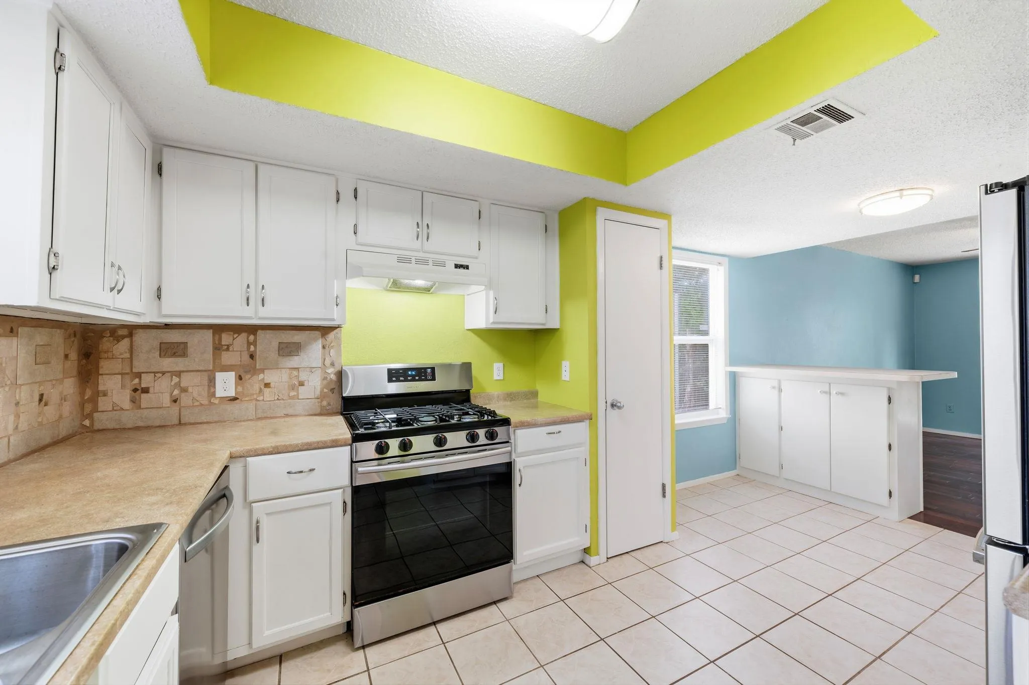 Photo 3 of 8308 HANBRIDGE LN