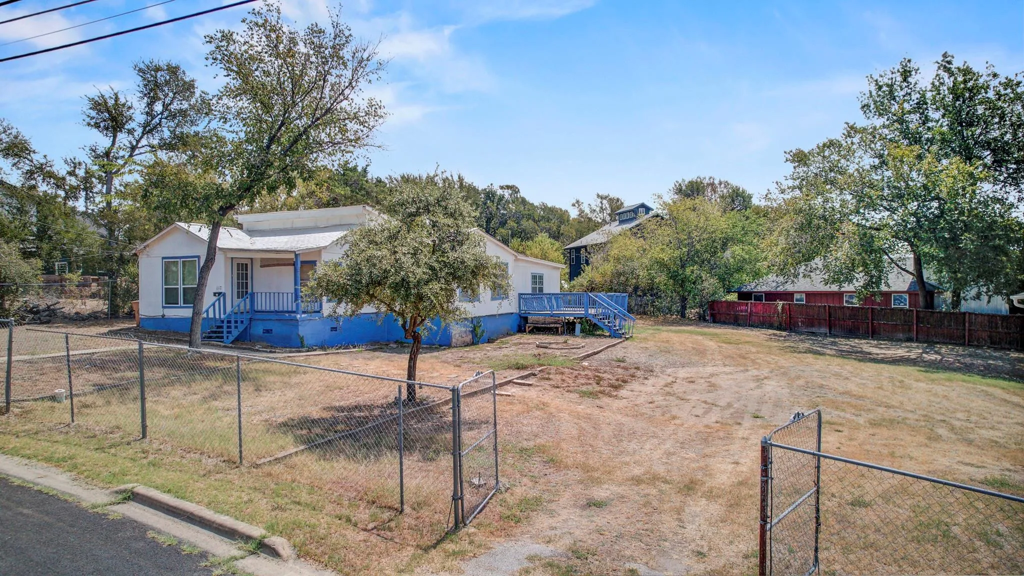 Photo 3 of 1117 MANSELL AVE