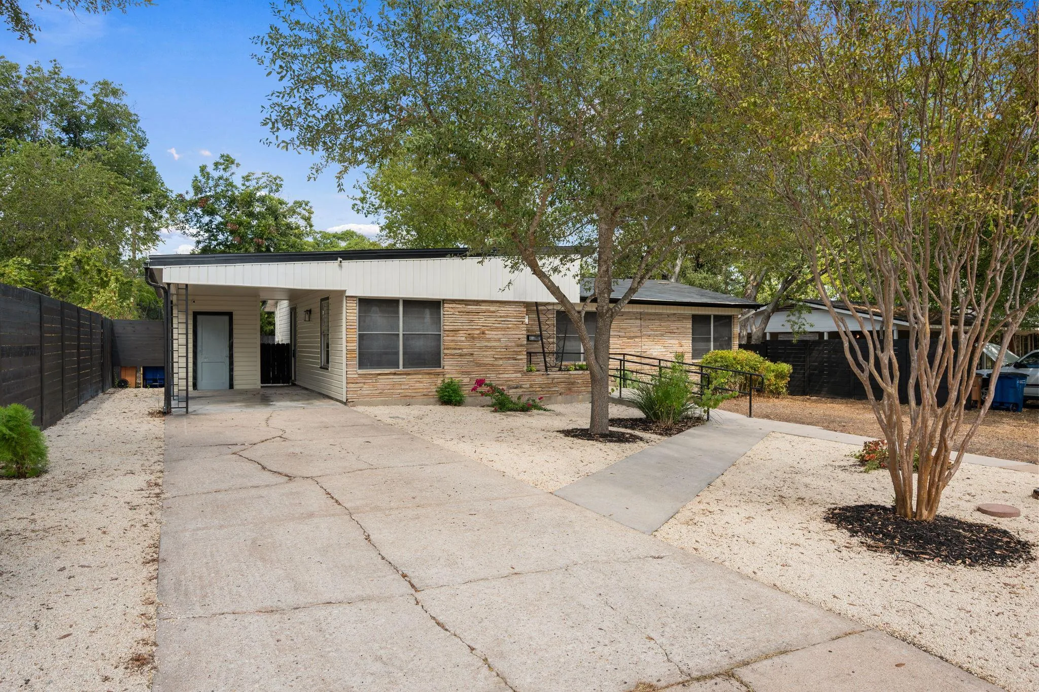Photo 4 of 1418 LARKWOOD DR