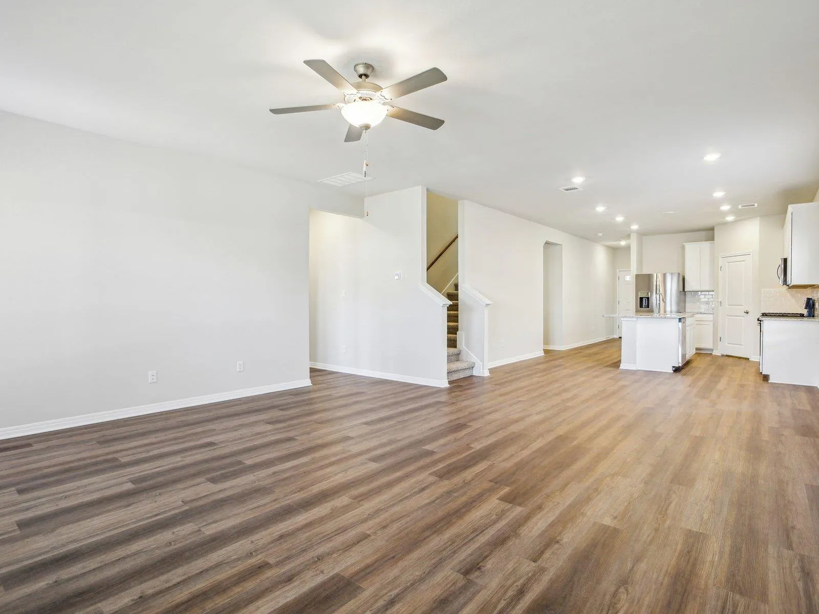 Photo 3 of 100 WOODBROOK DR