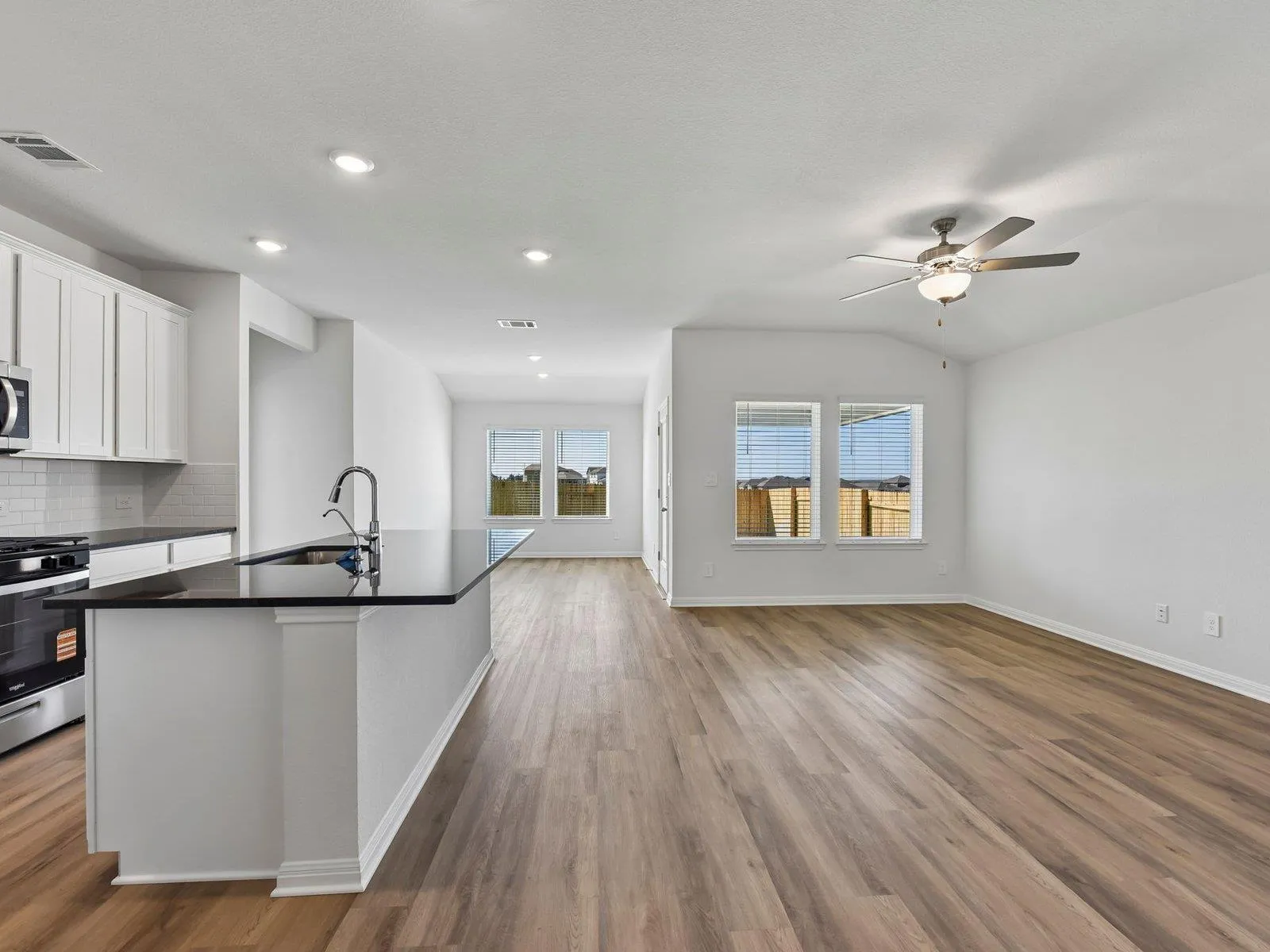 Photo 3 of 104 WOODBROOK DR