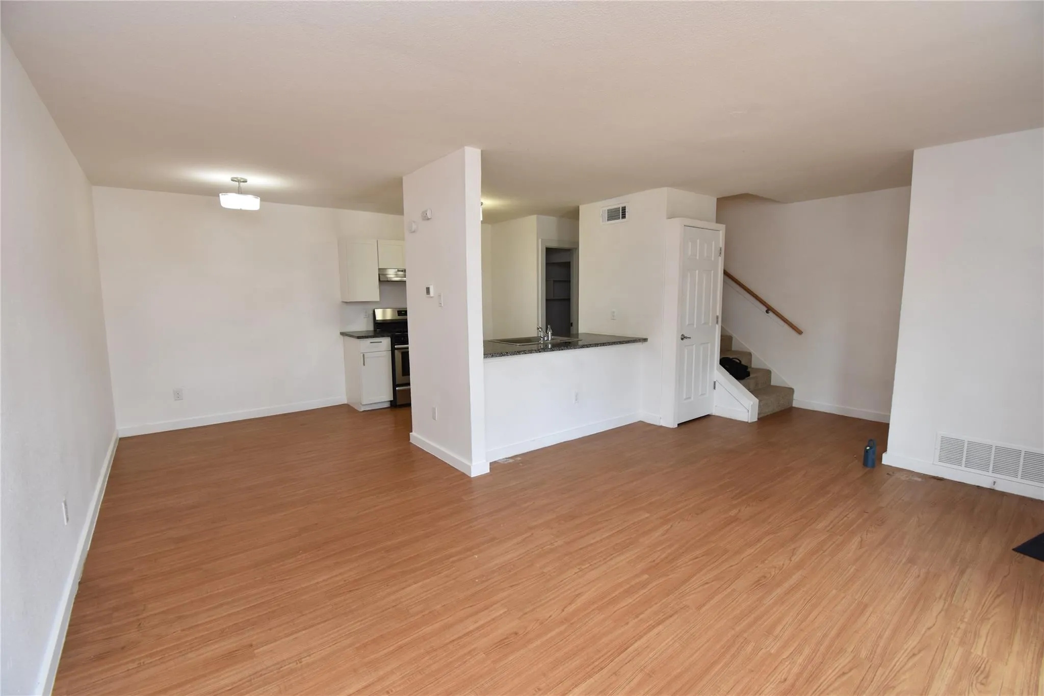 Photo 3 of 300 E CROSLIN ST #114
