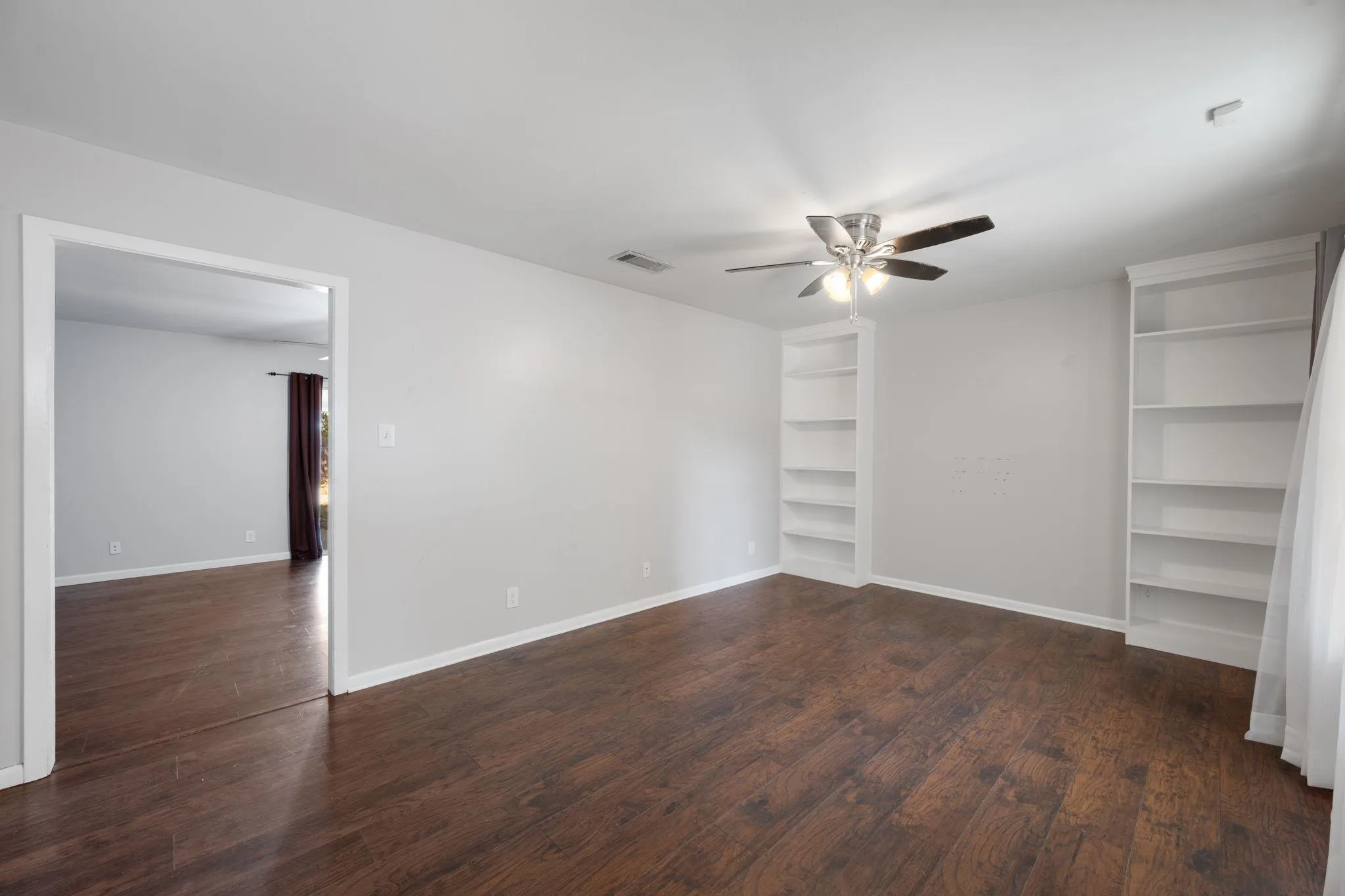 Photo 3 of 11604 N OAKS DR