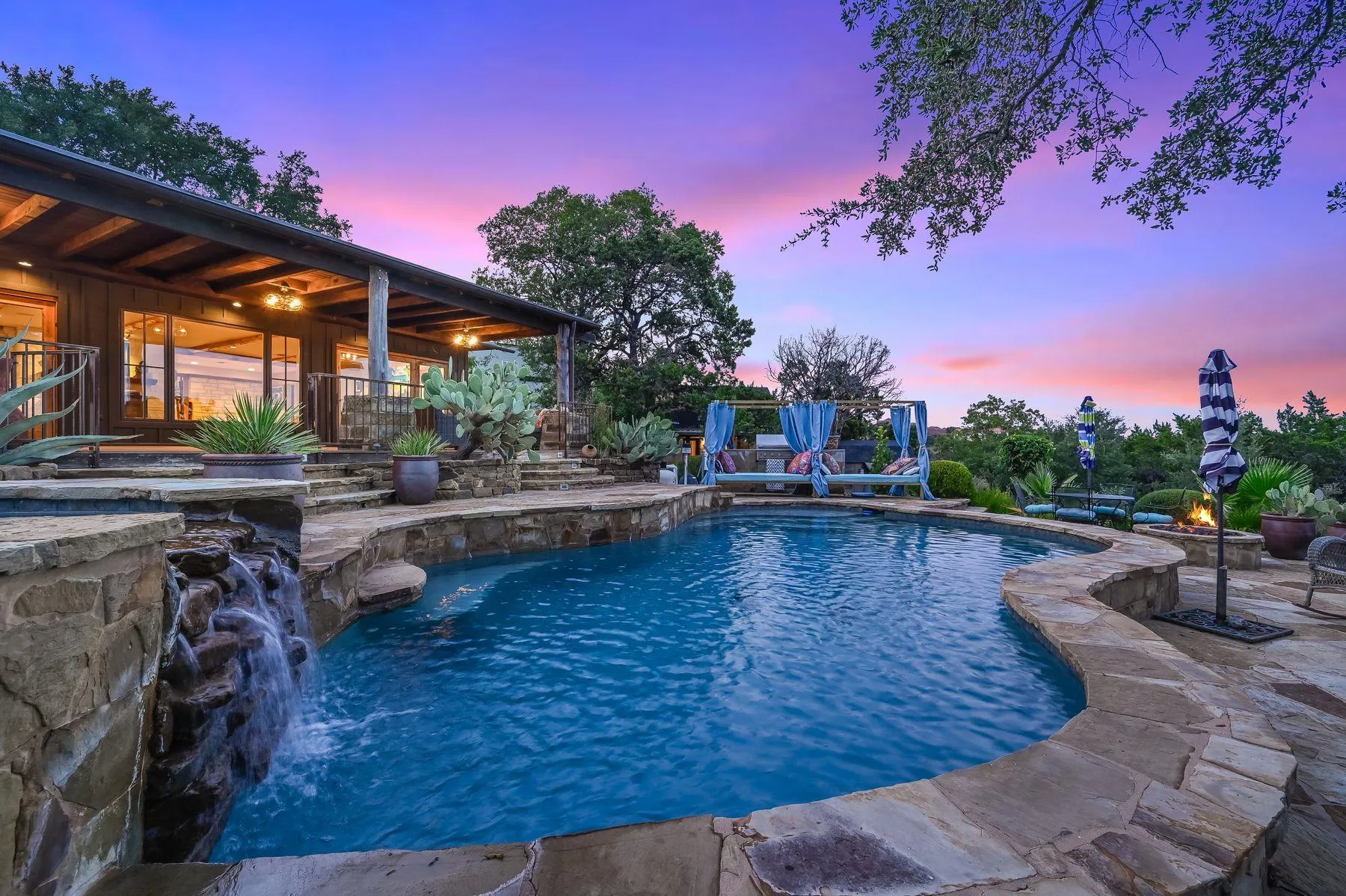 Photo of 3911 LAGO VISTA DR, Austin, TX, 78734