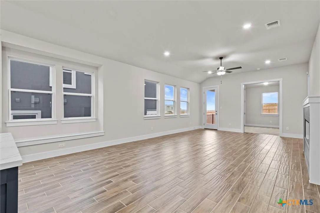 Photo 4 of 401 STELLAR WIND DR