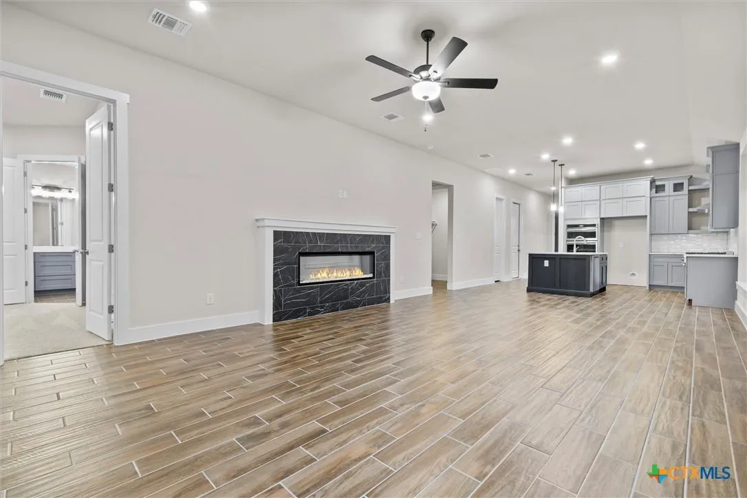 Photo 5 of 401 STELLAR WIND DR