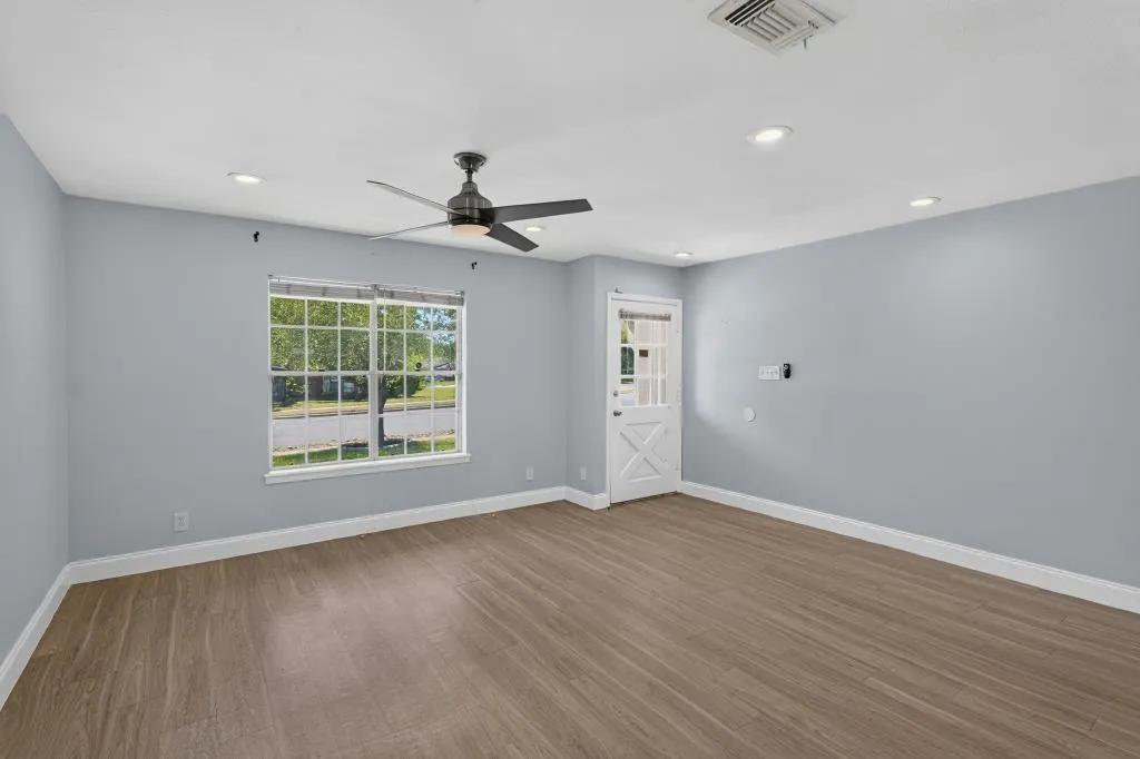 Photo 5 of 8602 COLONIAL DR
