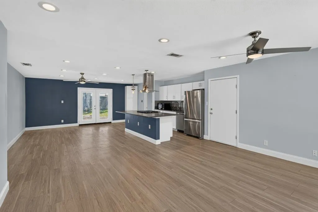 Photo 4 of 8602 COLONIAL DR