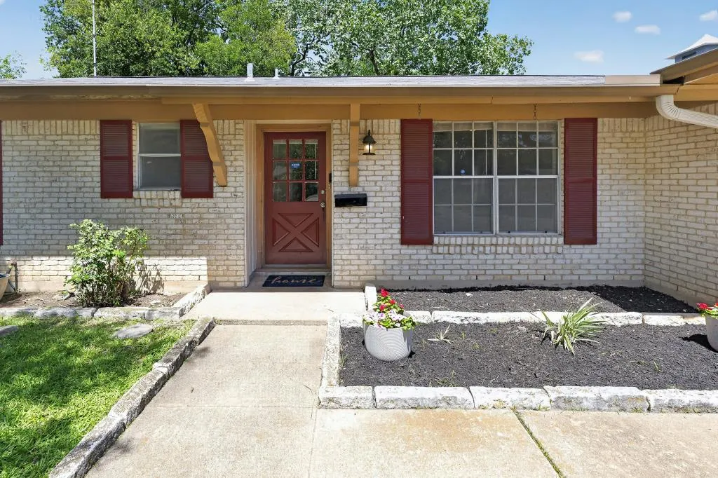 Photo 3 of 8602 COLONIAL DR