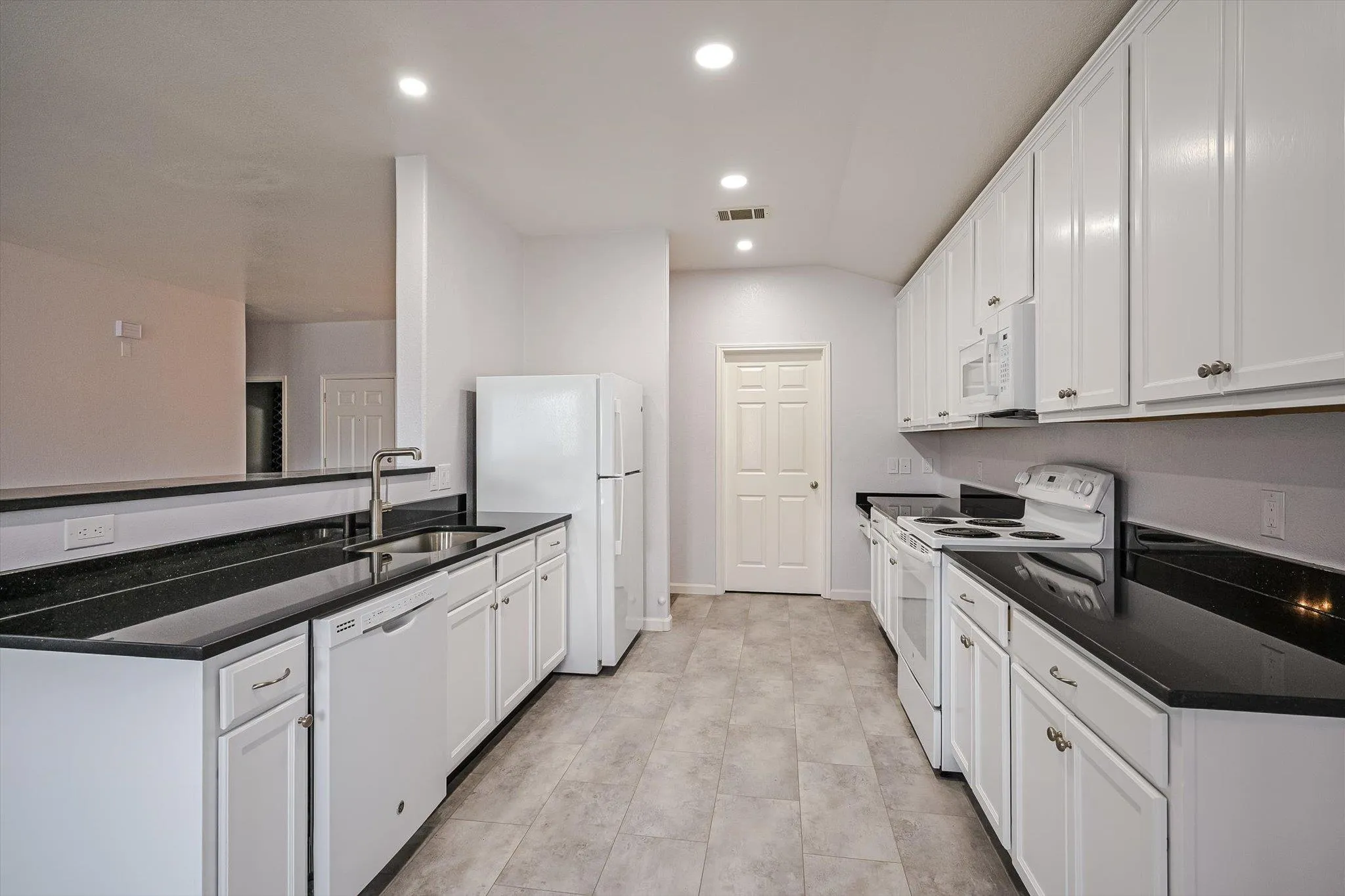 Photo 4 of 401 BANDARA WOODS BLVD