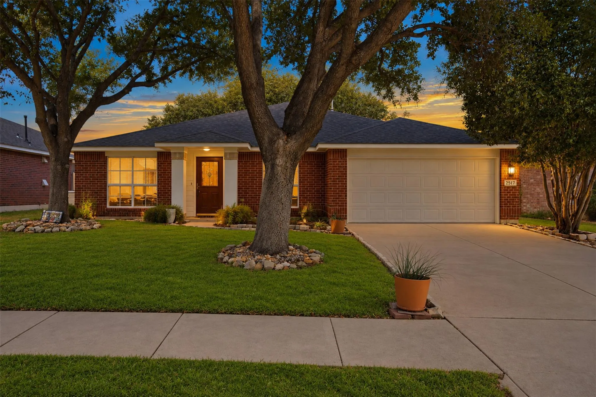 Photo 2 of 2517 VERNELL WAY