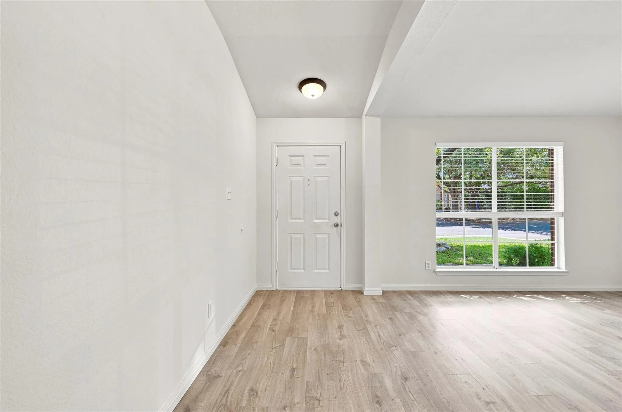 Photo 4 of 2517 VERNELL WAY