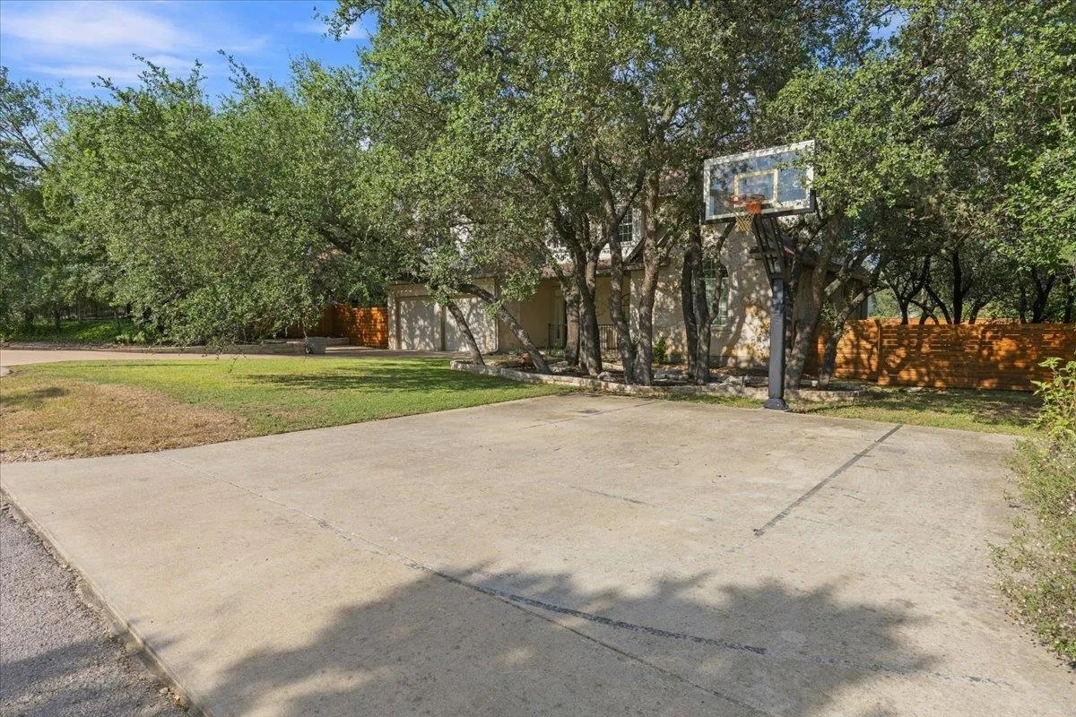 Photo 3 of 811 PRESA ARRIBA RD