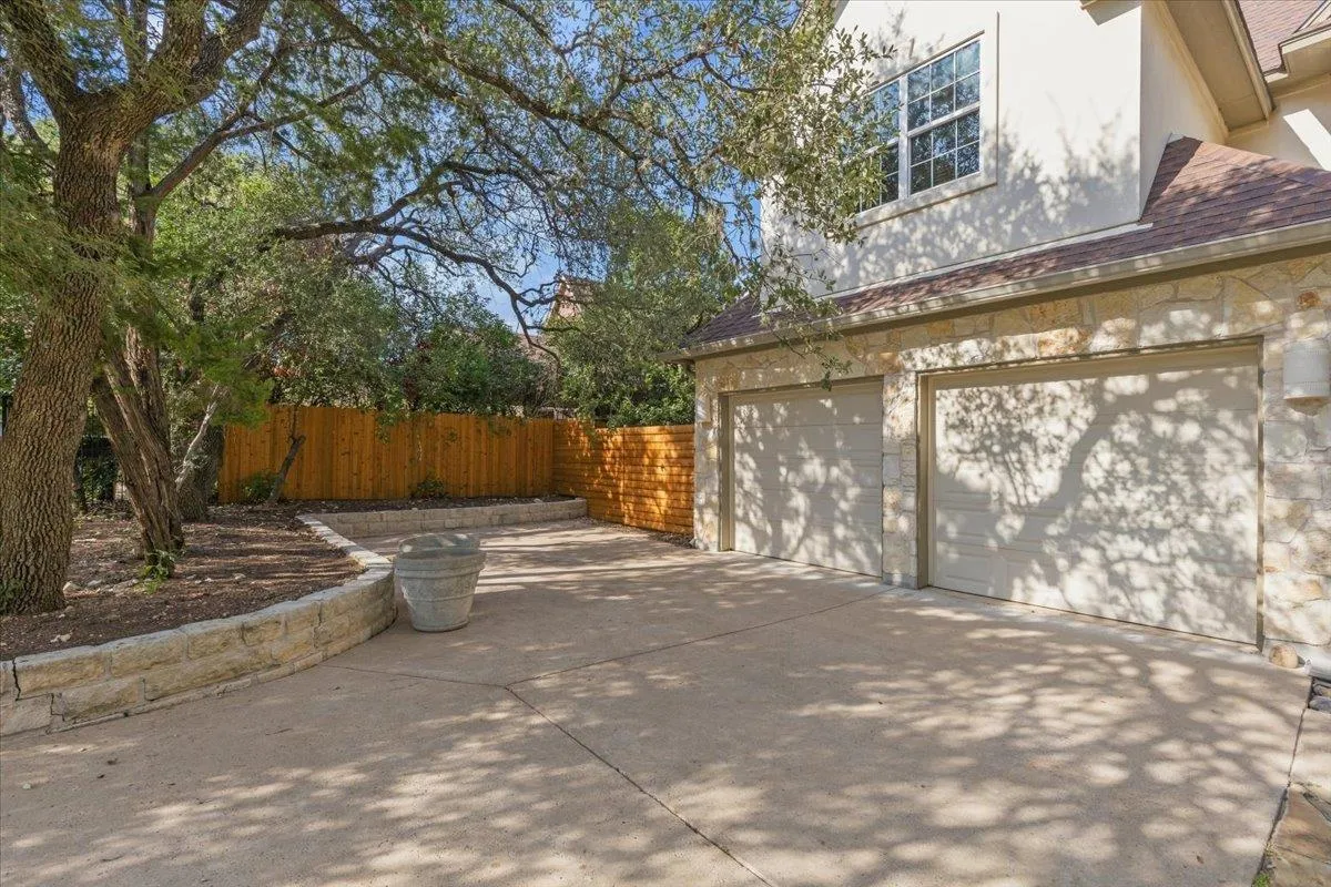 Photo 2 of 811 PRESA ARRIBA RD